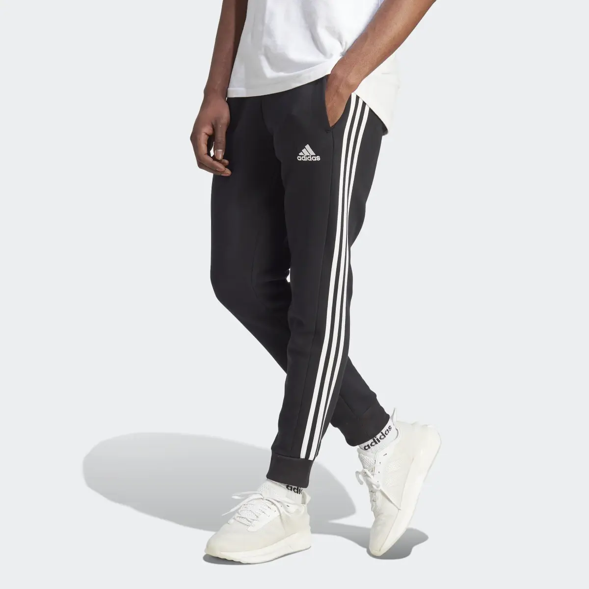 Adidas Pantalon fuselé à 3 bandes en molleton Essentials. 1