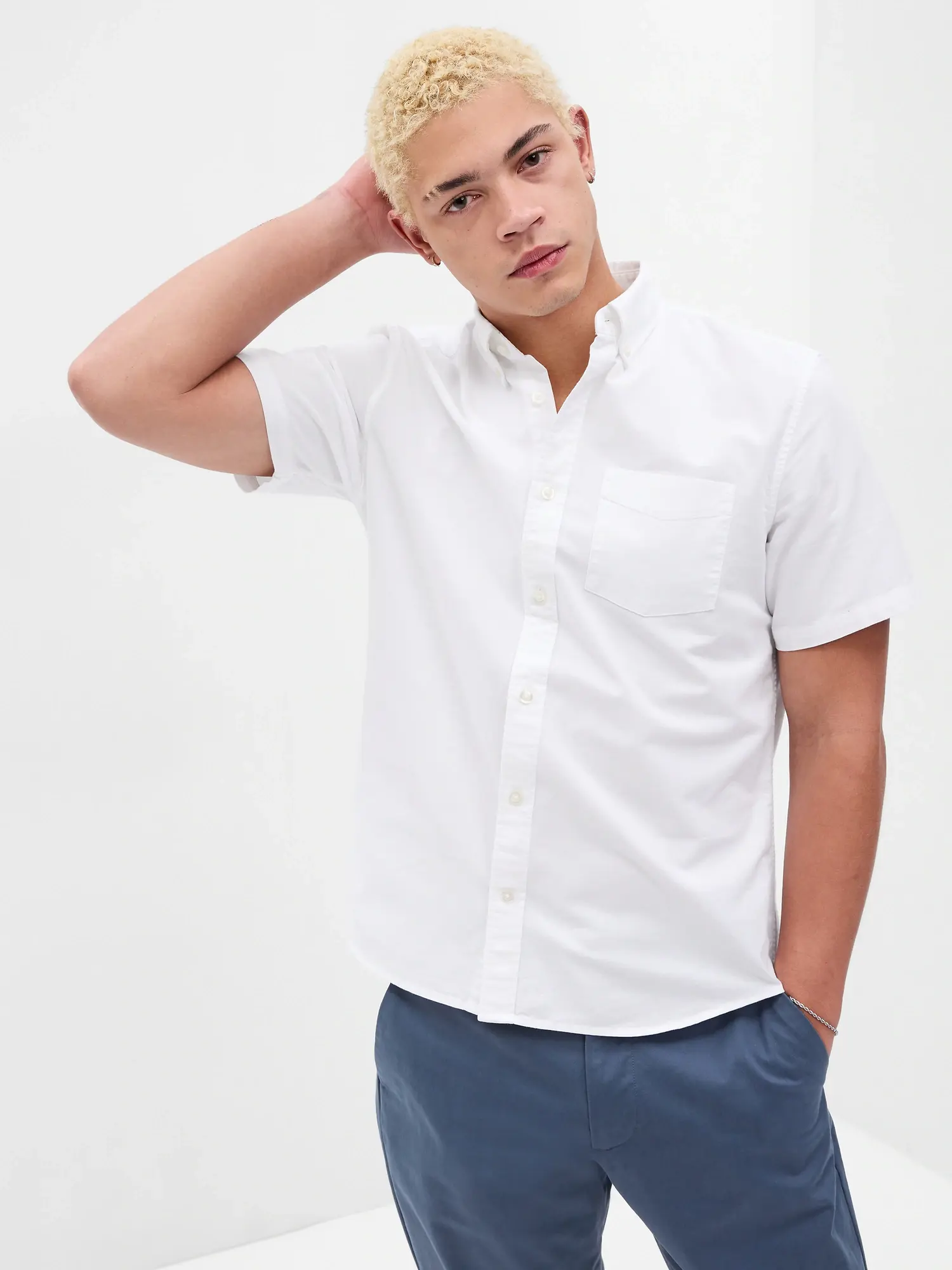 Gap Oxford Shirt in Standard Fit with In-Conversion Cotton white. 1