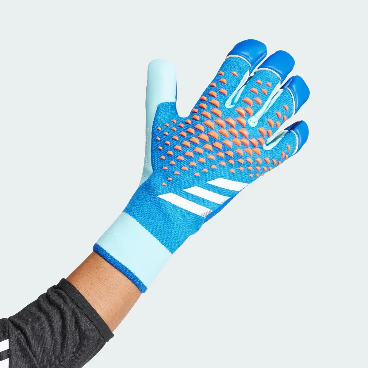 Adidas Predator Pro Hybrid Gloves. 1