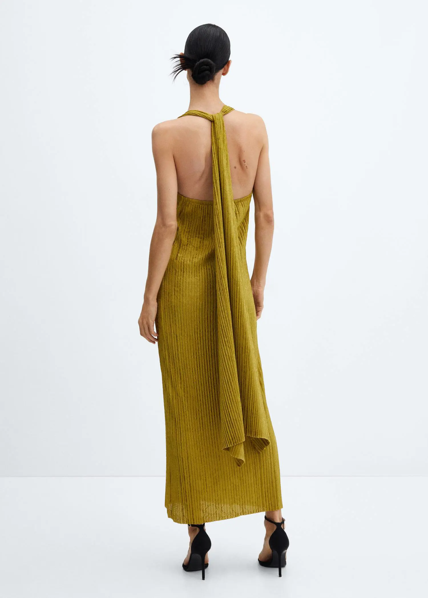 Mango Plisowana sukienka z odkrytymi plecami. 3