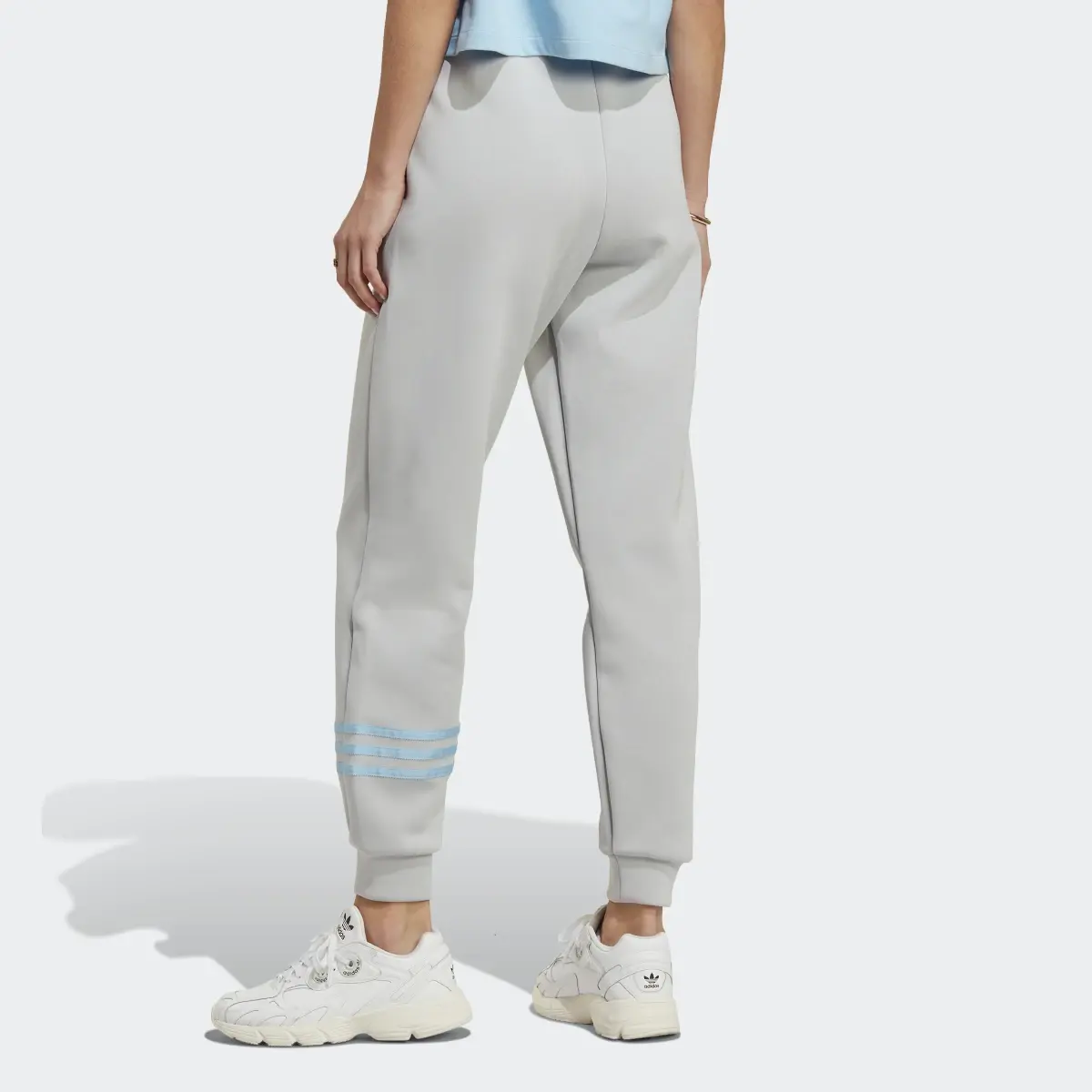 Adidas Pantaloni adicolor Neuclassics Joggers. 2