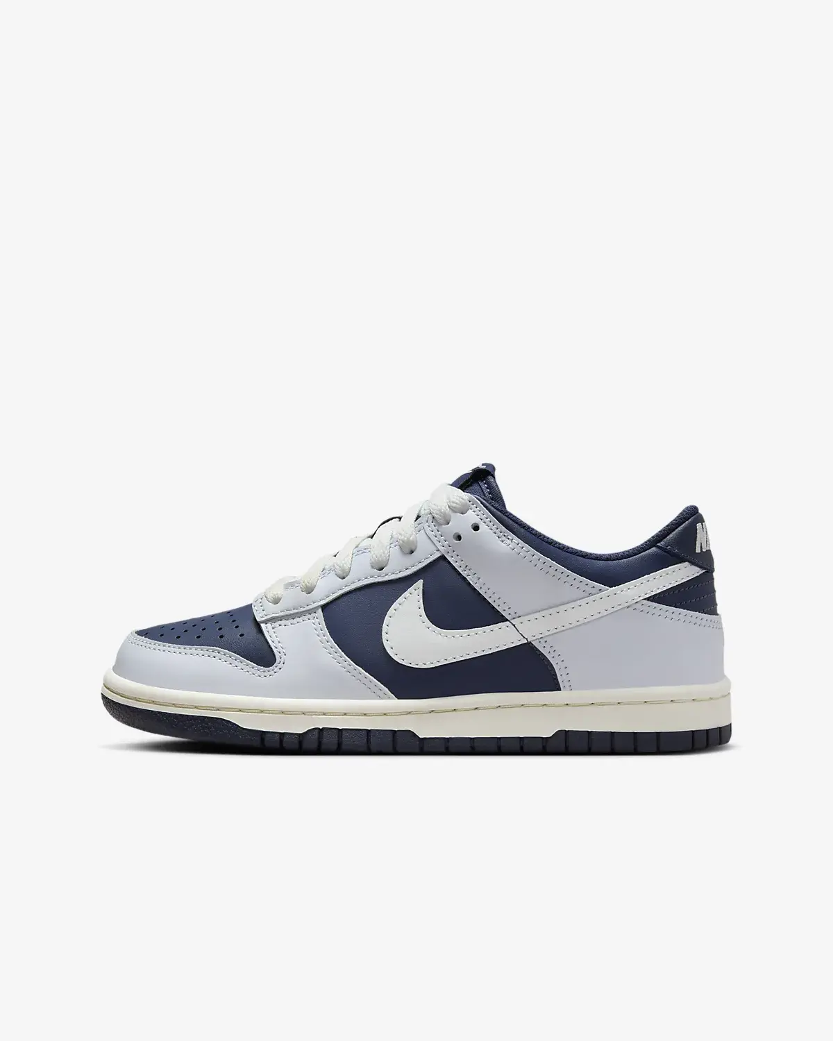 Nike Dunk Low. 1