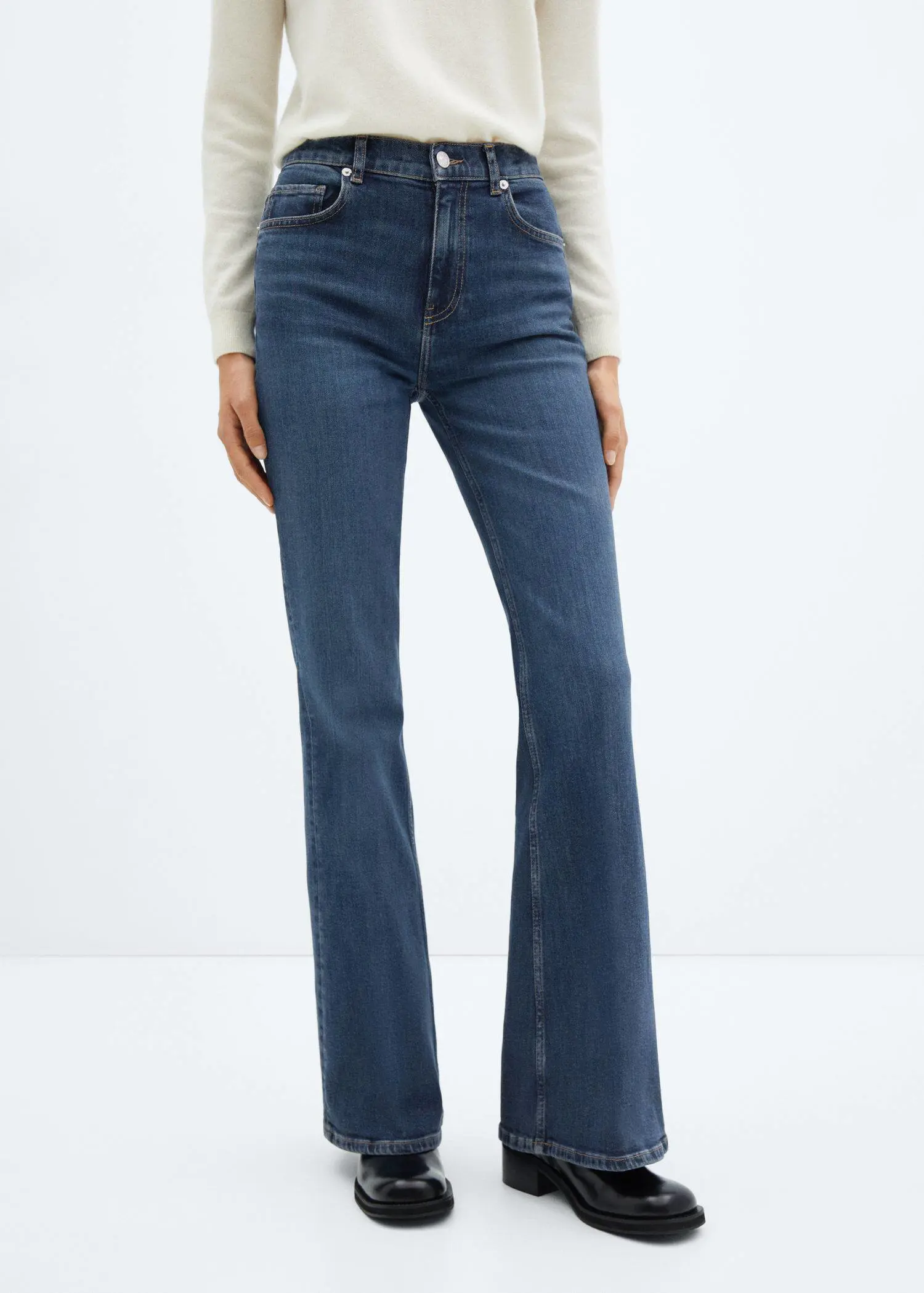 Mango Flared-Jeans mit mittlerer Bundhöhe. 1
