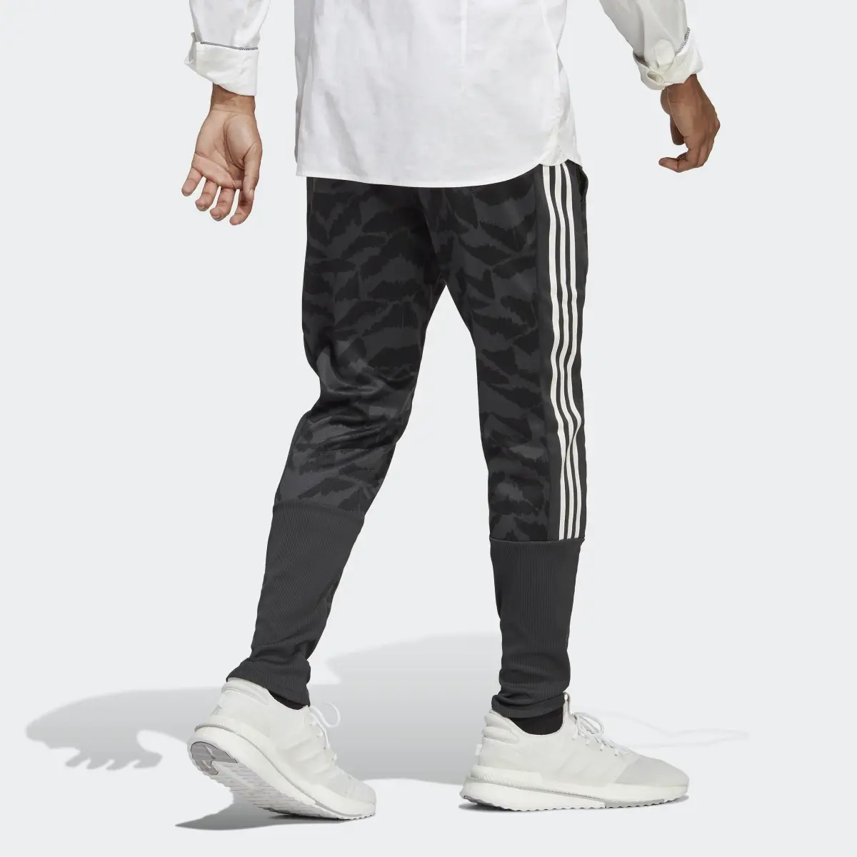 Adidas Tiro Suit-Up Lifestyle Trainingshose. 2