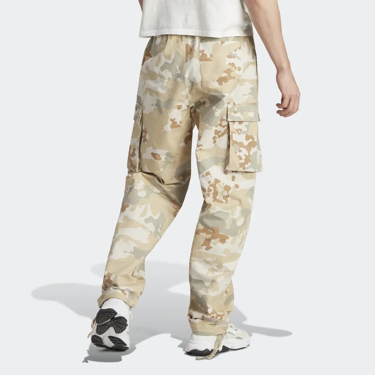 Adidas Pantalon cargo graphique imprimé camouflage. 2