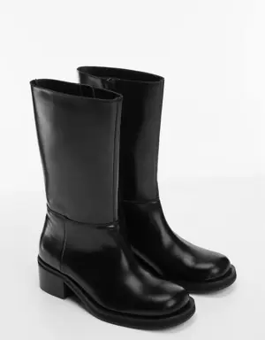 Leather boots with zip closure
