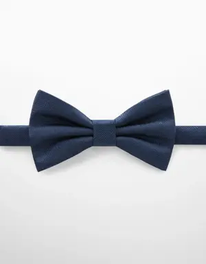 Bow tie with polka-dot structure