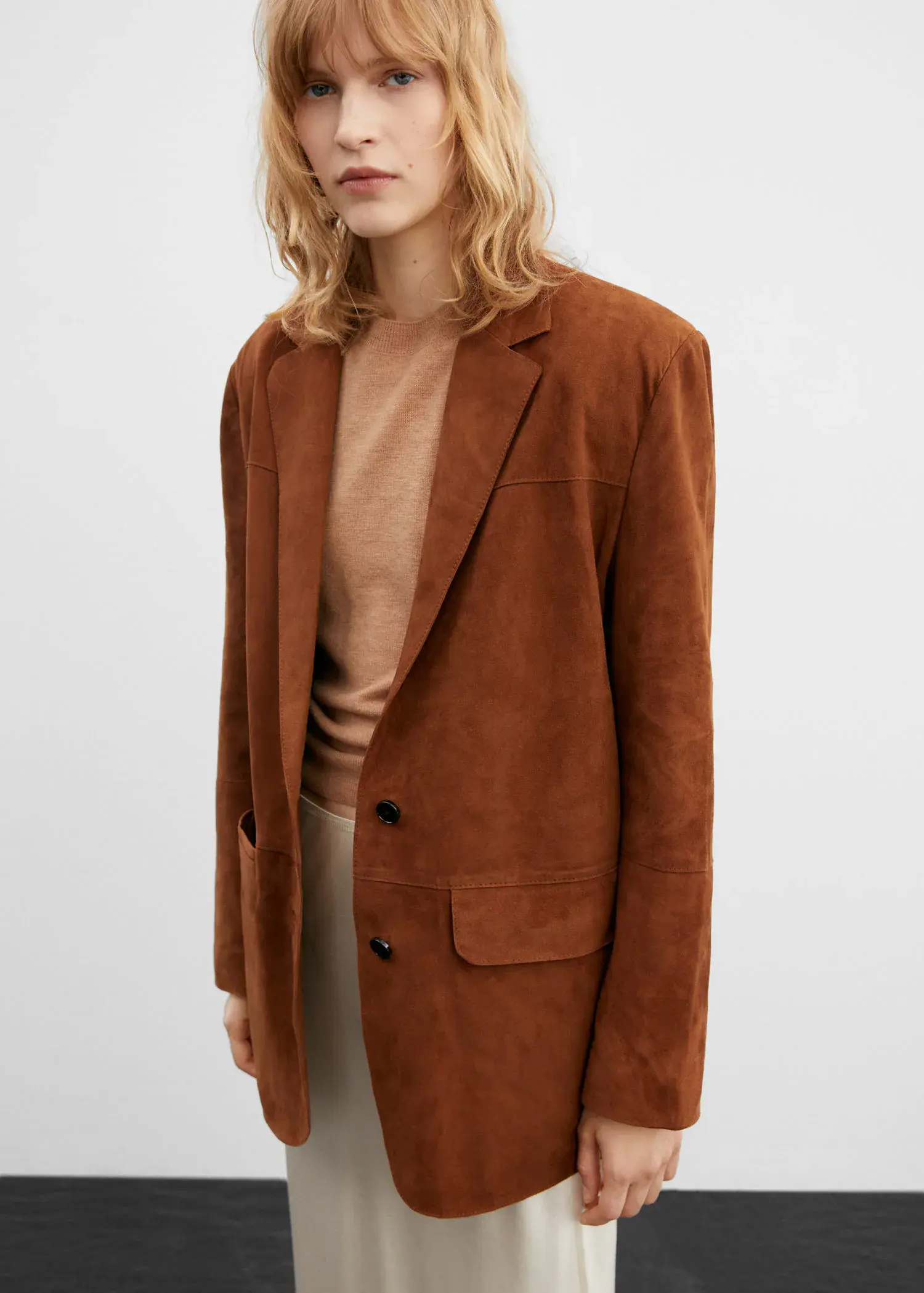 Mango Blazer de camurça oversize. 2