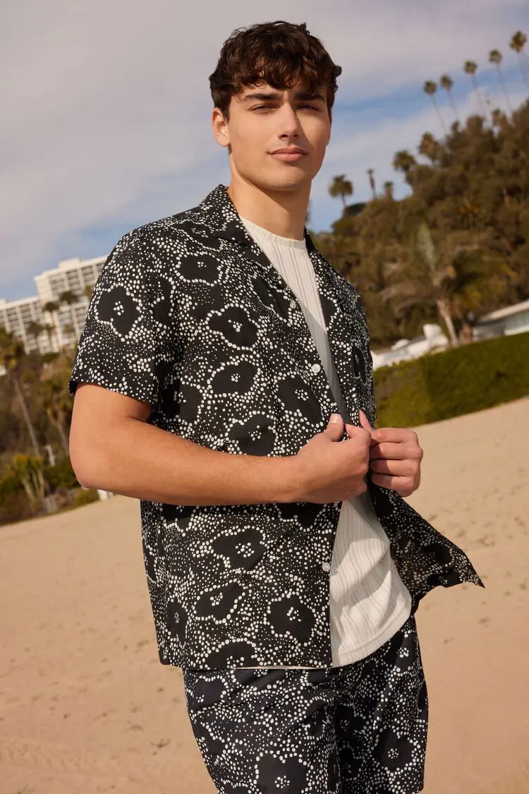 Forever 21 Forever 21 Abstract Floral Print Shirt Black/White. 1 Forever 21 Forever 21 Abstract Floral Print Shirt Black/White. 1