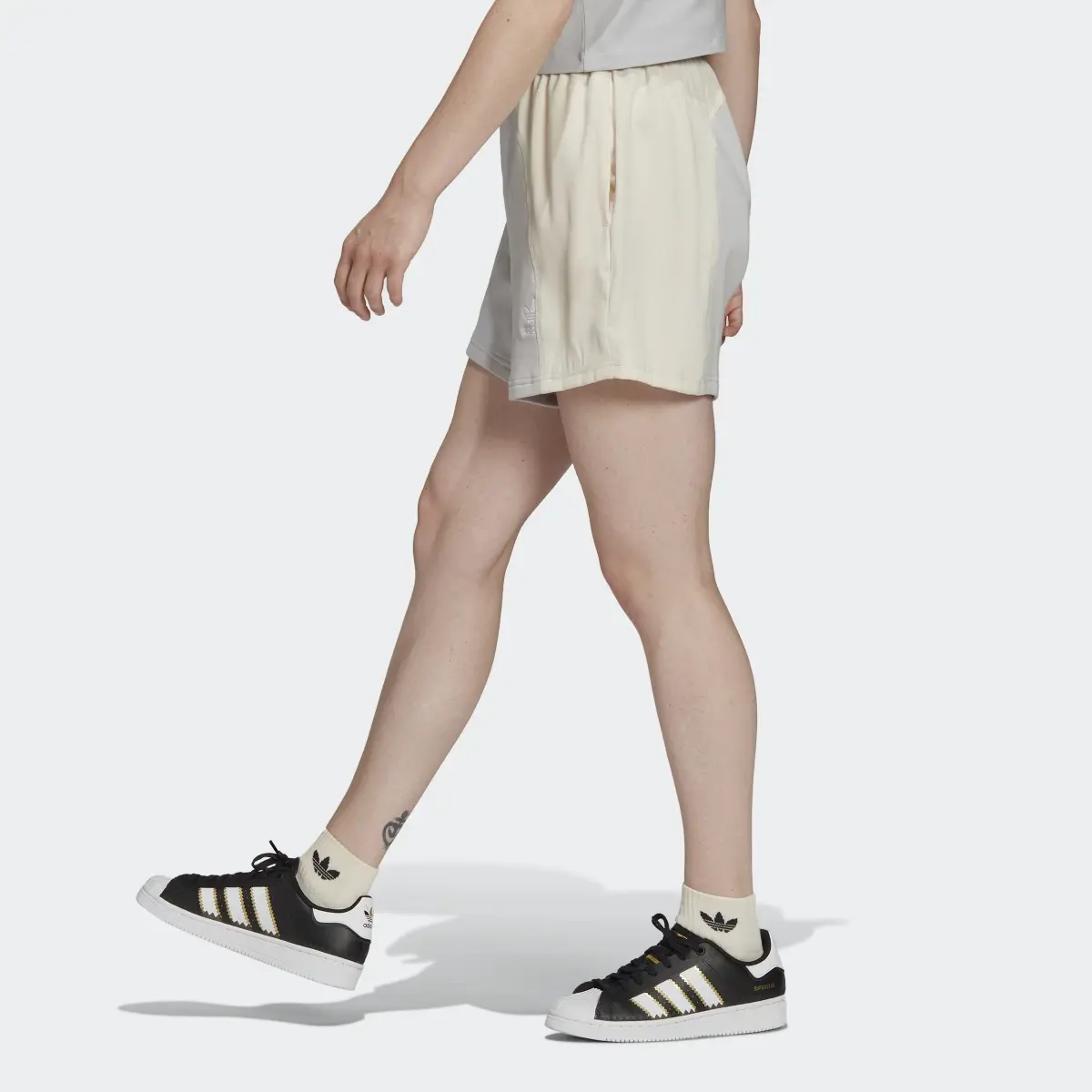 Adidas adicolor Split Trefoil Shorts. 2