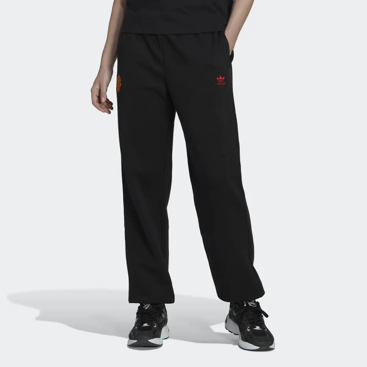 Adidas Pantaloni Essentials Trefoil Fleece Jogger Manchester United FC. 1