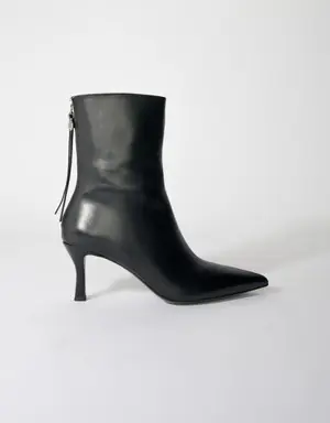 Leather ankle boots Add to my wishlist Votre article a été ajouté à la wishlist Votre article a été retiré de la wishlist