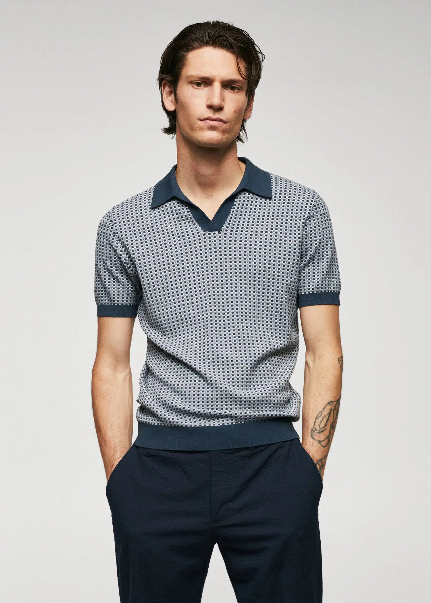 Mango Fine-knit polo shirt with geometric structure. a man in a blue and white checkered polo shirt. 