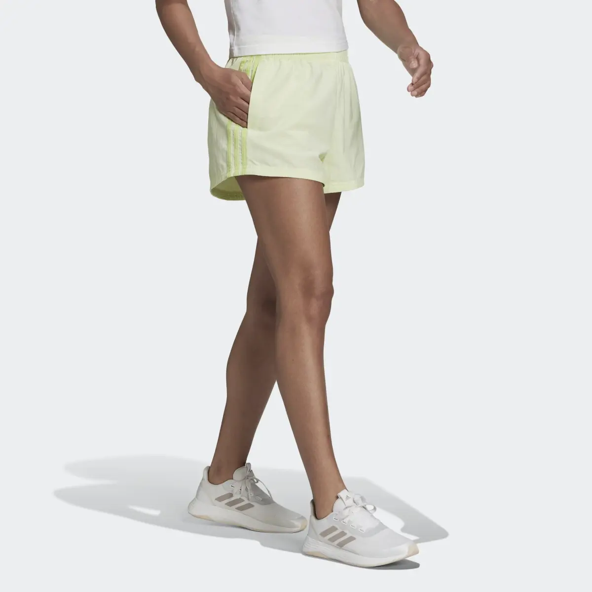 Adidas Short en toile Essentials 3-Stripes (Coupe ample). 3