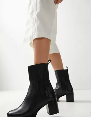 Onyx Chelsea Boots