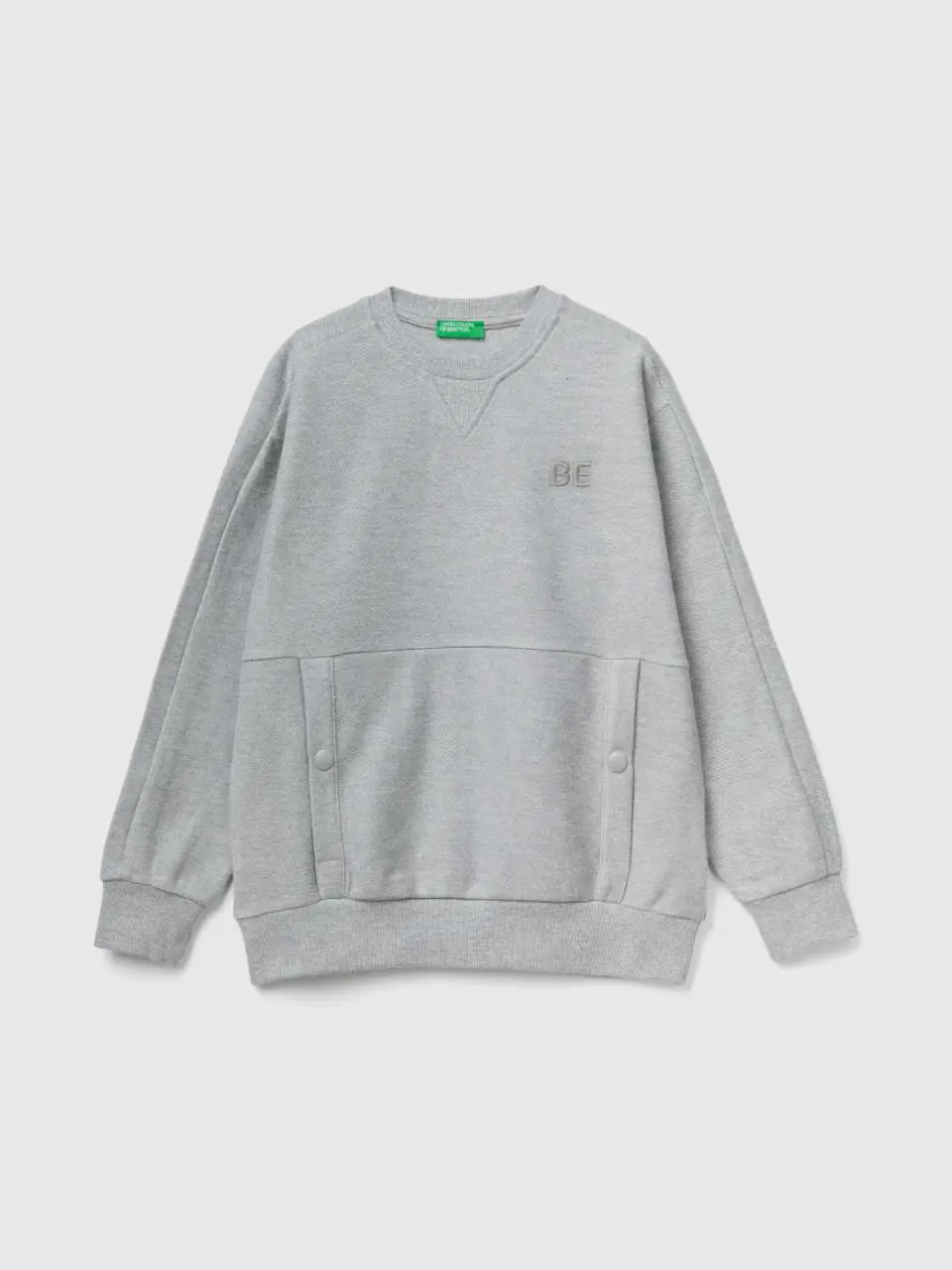 Benetton sweatshirt with pockets and "be" embroidery. 1