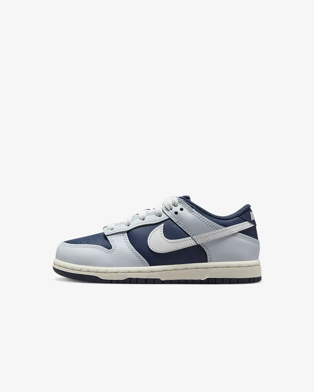 Nike Dunk Low. 1