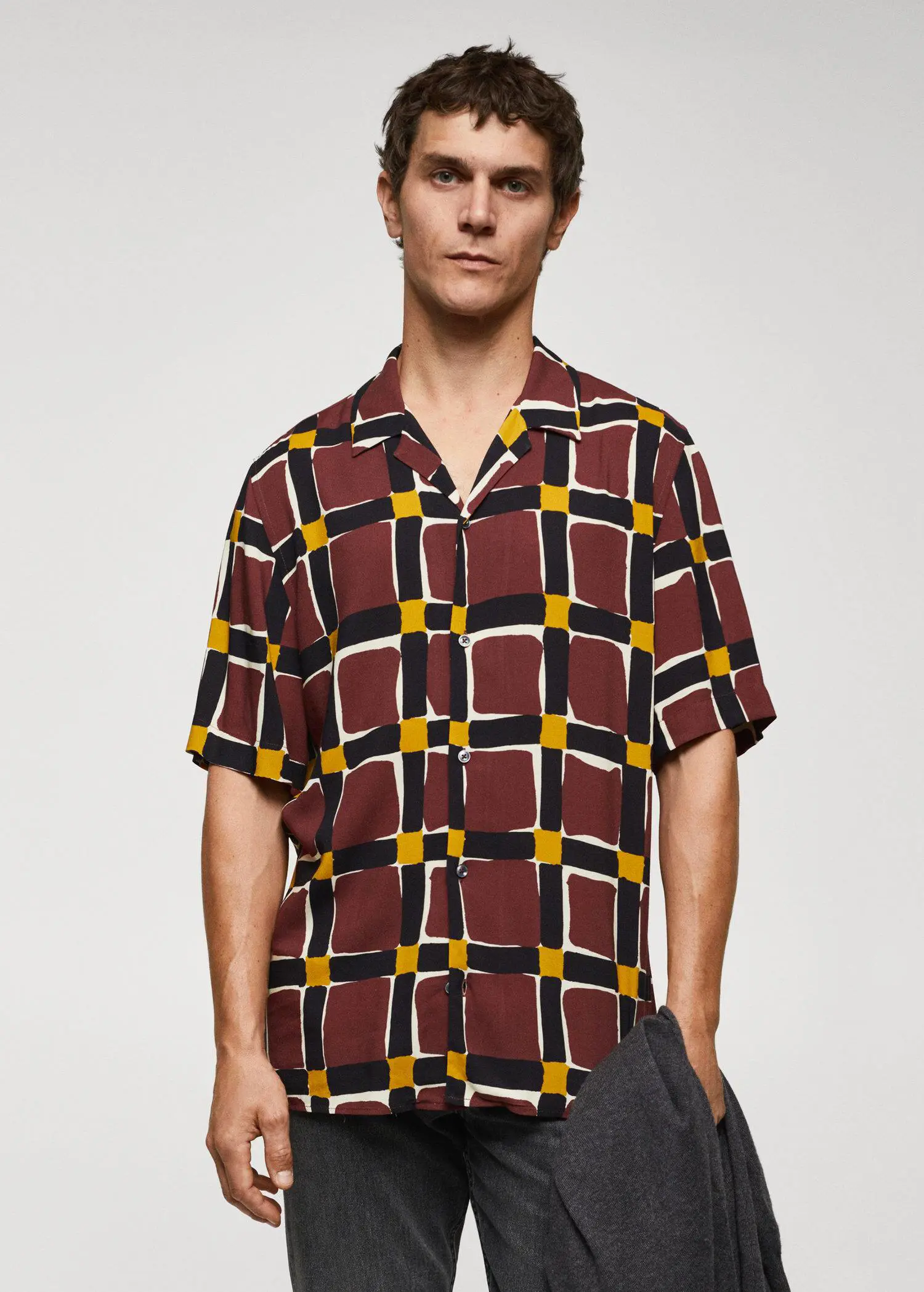 Mango Fließendes Hemd mit geometrischem Muster. 1