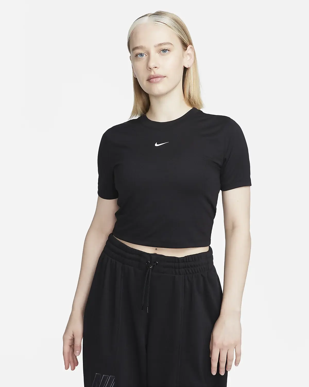 Nike Sportswear Essential. 1