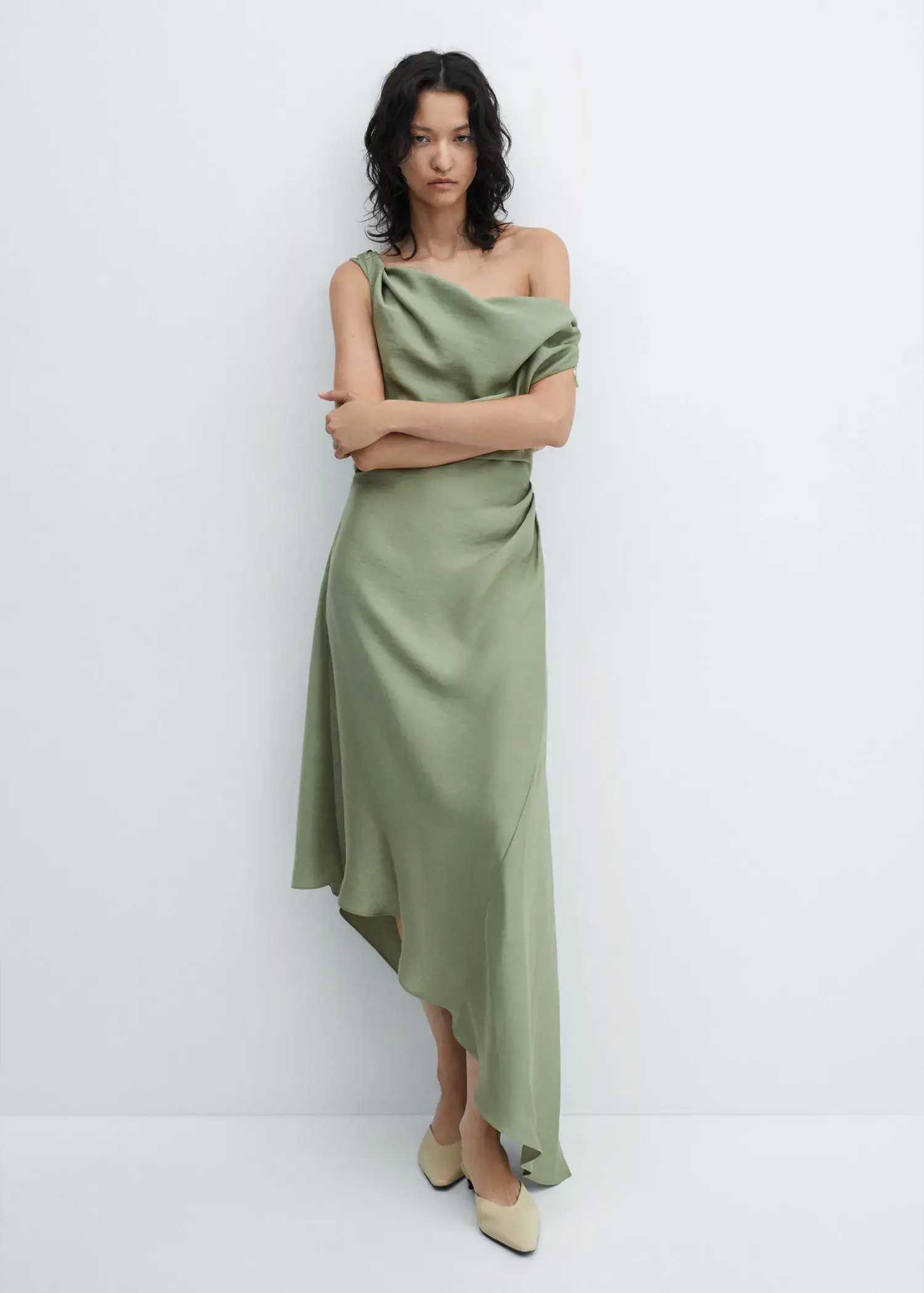 Mango Asymmetrisches Kleid mit Raffdetails. 3