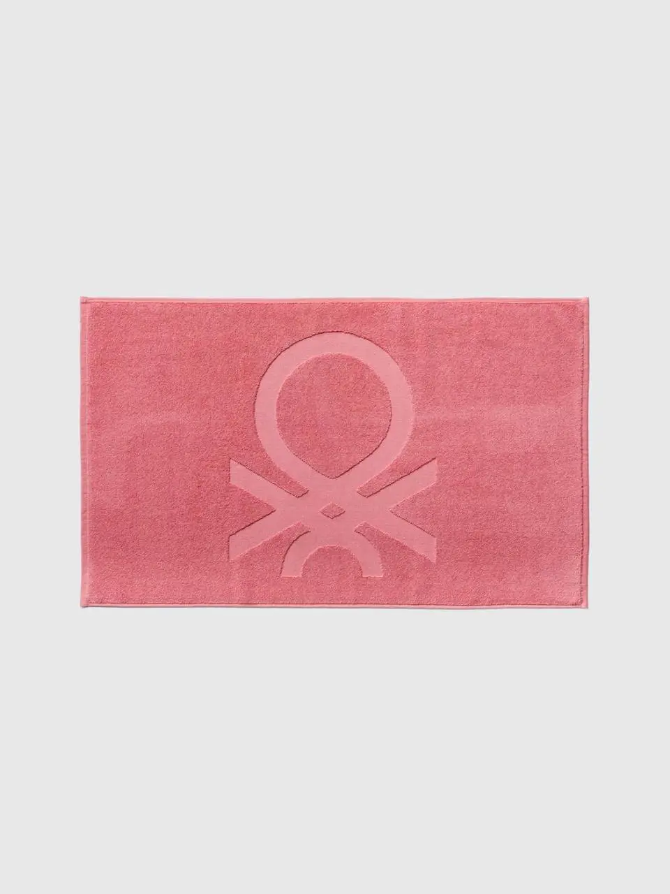 Benetton pink bathroom rug with logo. 1