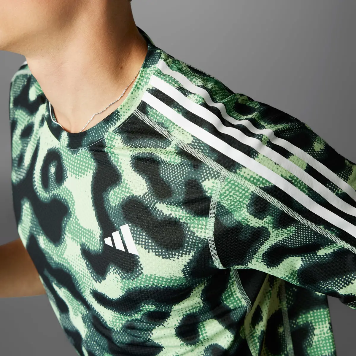 Adidas Own the Run 3-Streifen Allover Print T-Shirt. 3