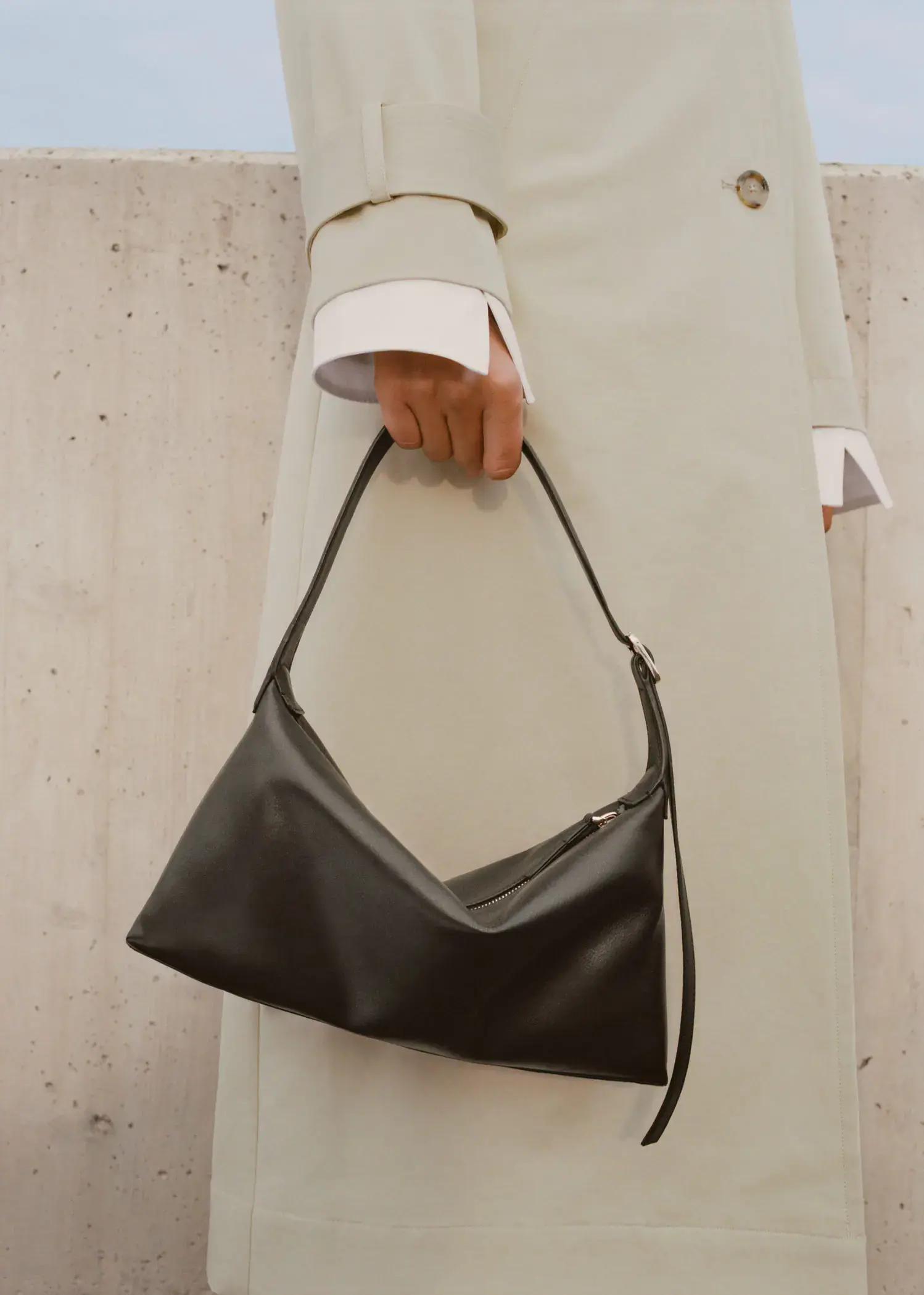 Mango Leather shoulder bag with buckle. 1