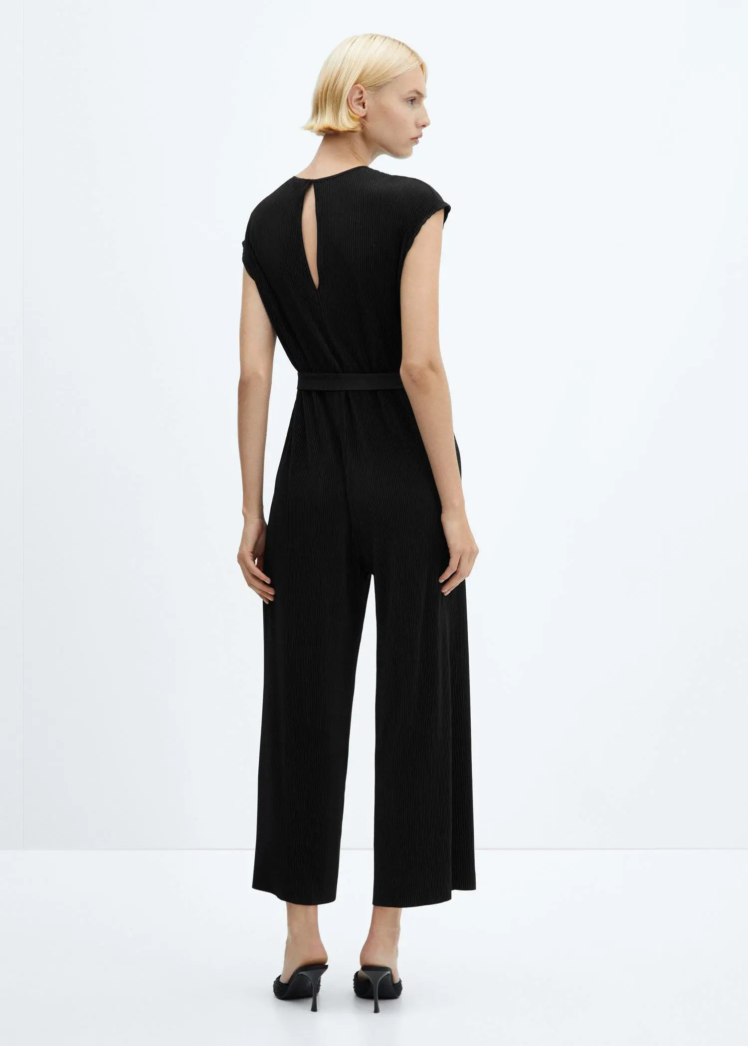 Mango Plissierter Jumpsuit mit Schleife. 3