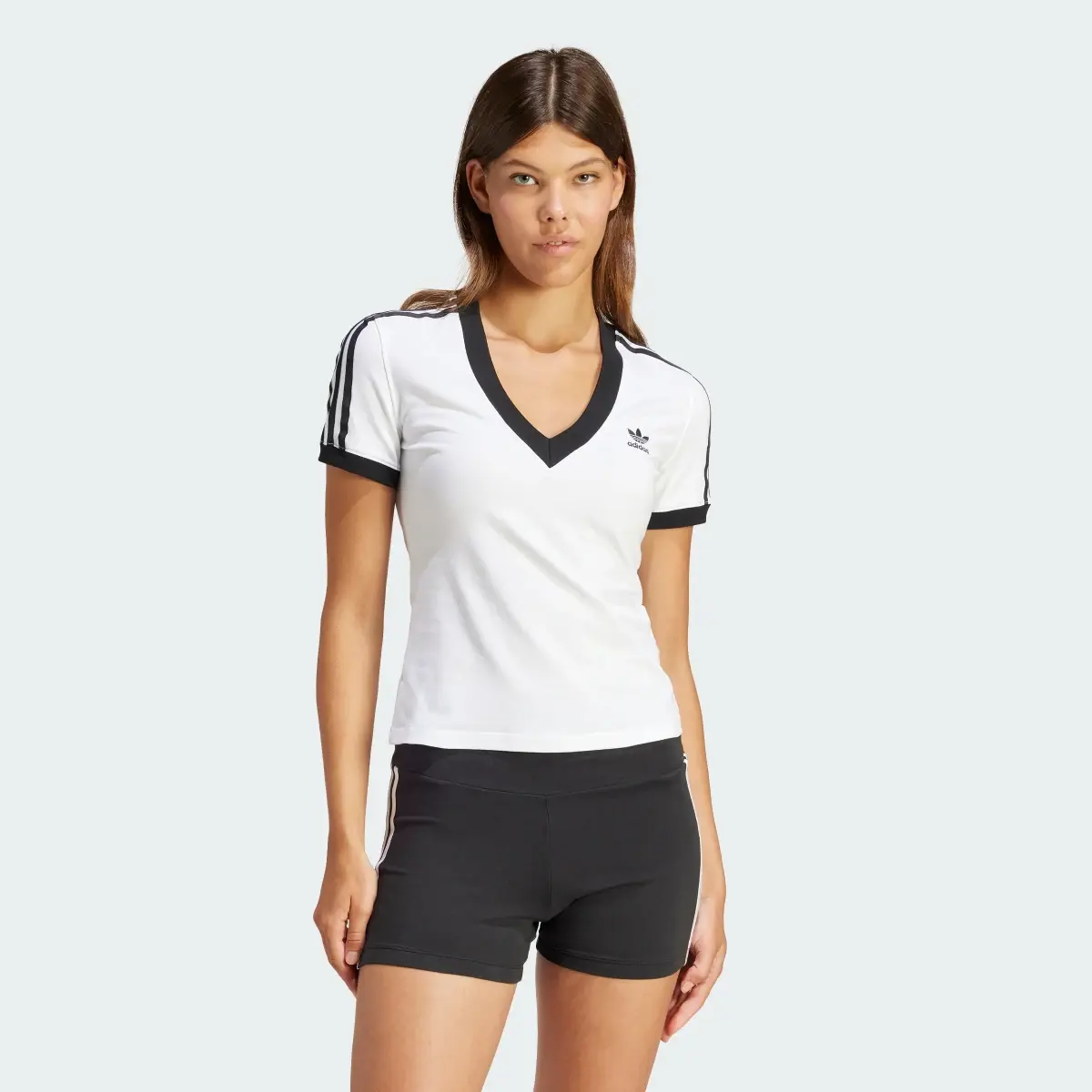Adidas T-shirt Justa com Gola em V 3-Stripes. 2