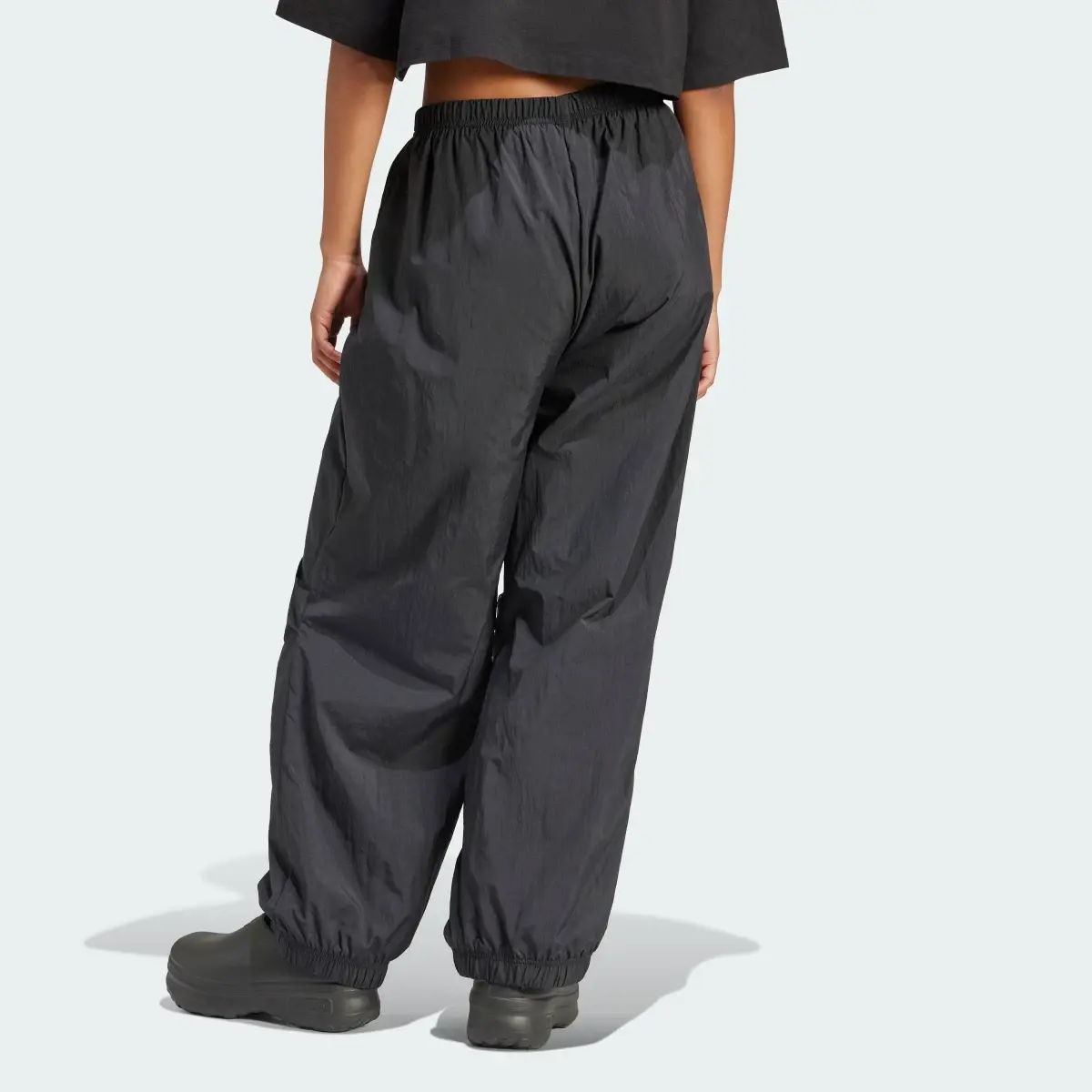 Adidas Pantaloni Premium Essentials Nylon Parachute. 2