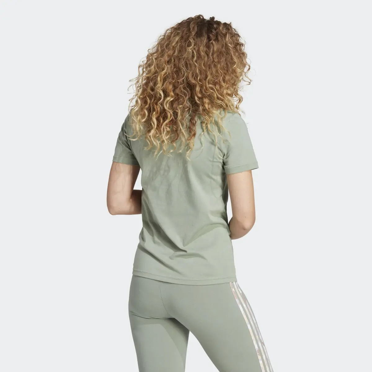 Adidas LOUNGEWEAR Essentials Slim Logo Tişört. 3