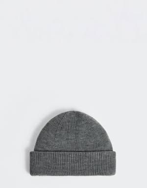 Short knitted hat
