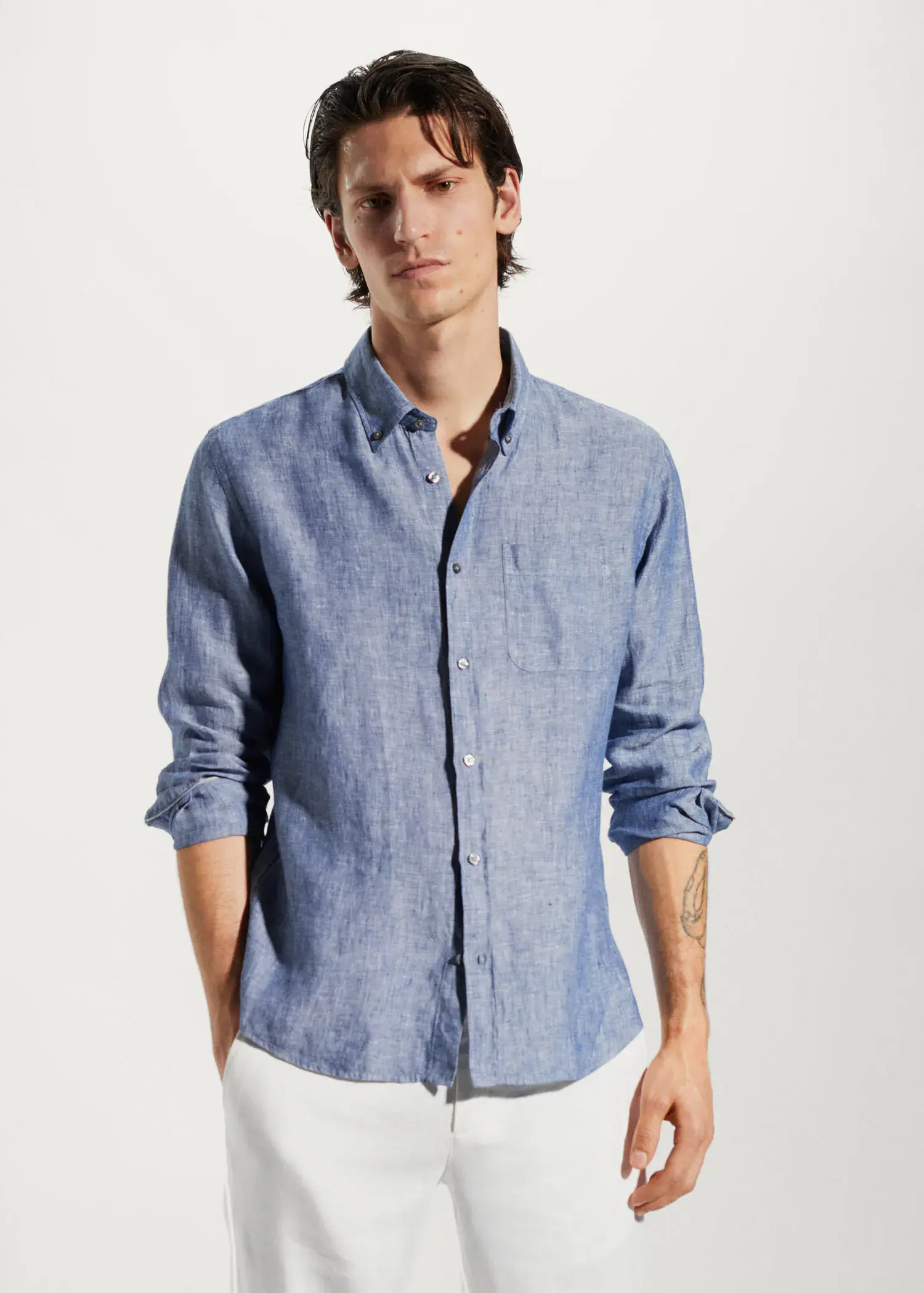 Mango 100% linen slim-fit shirt. a man wearing a blue shirt and white pants. 
