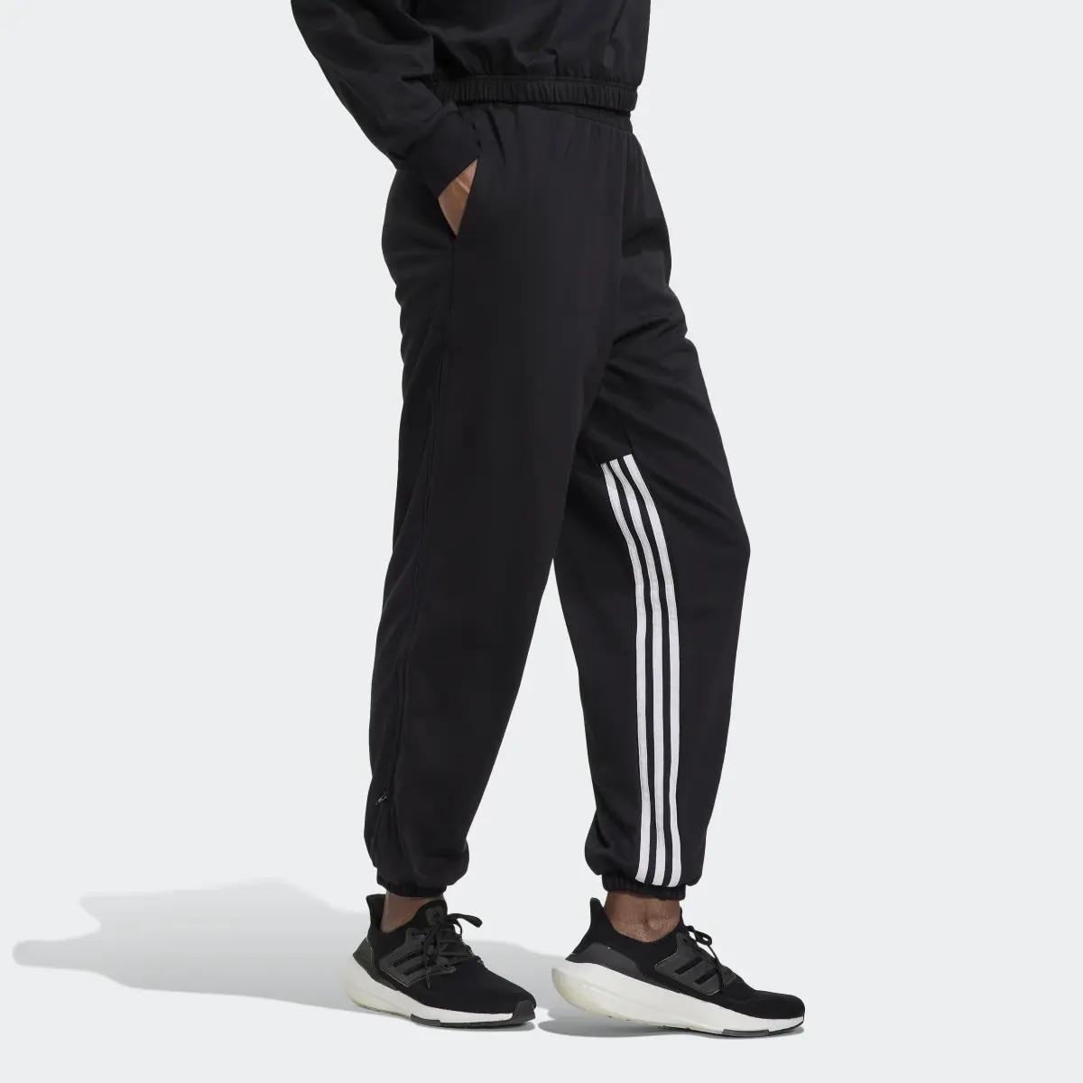 Adidas Pantaloni jogger Hyperglam 3-Stripes Oversized Cuffed with Side Zippers. 3