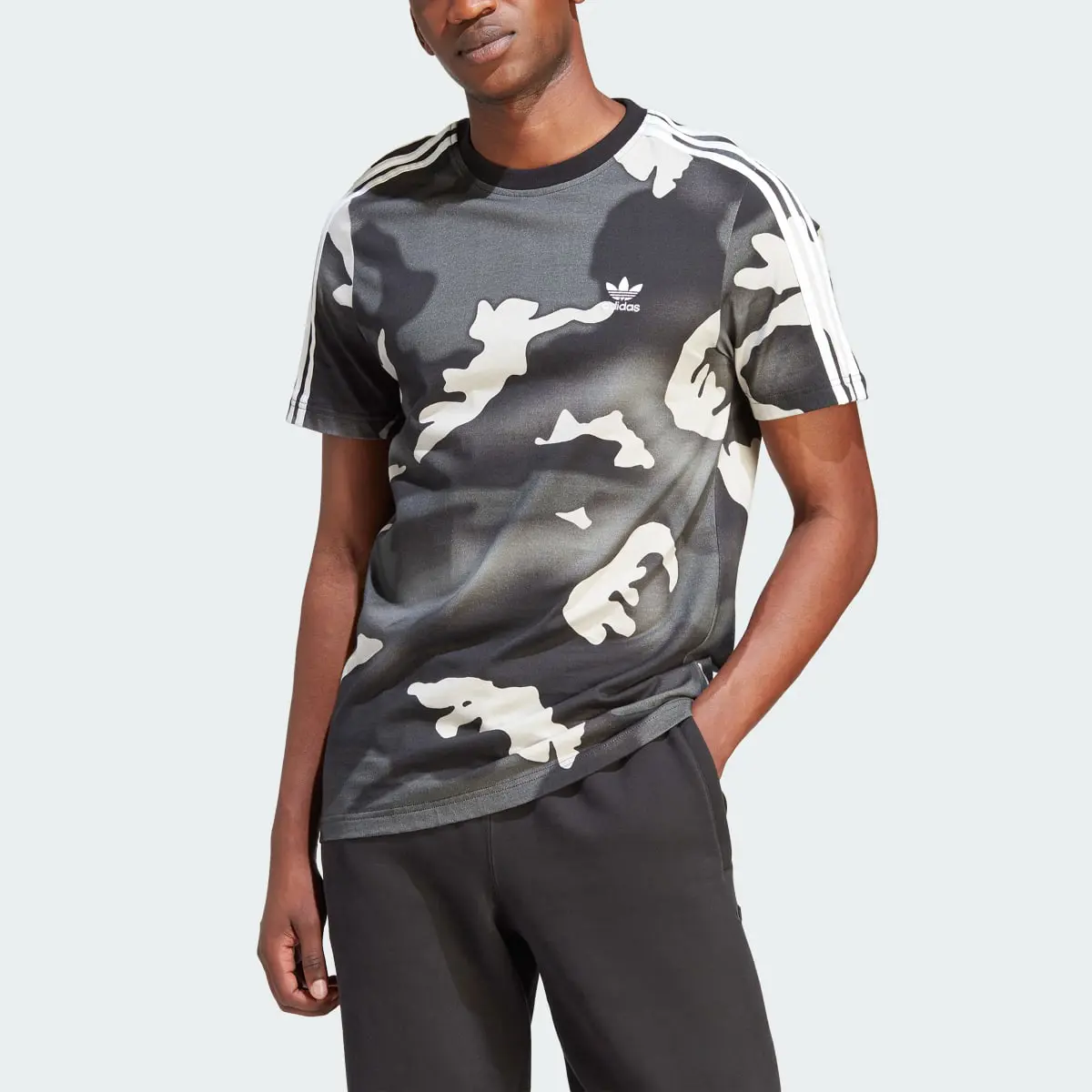 Adidas T-shirt graphique à imprimé camouflage intégral. 1
