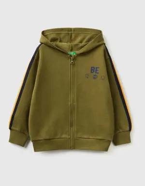 sweatshirt with "be" print