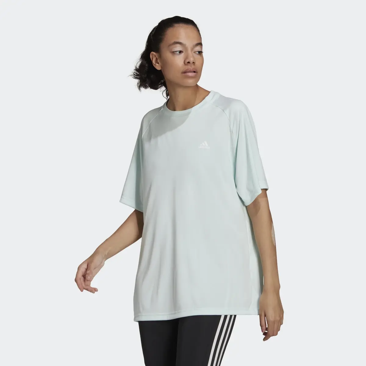 Adidas Playera Designed to Move Studio Boyfriend. 2