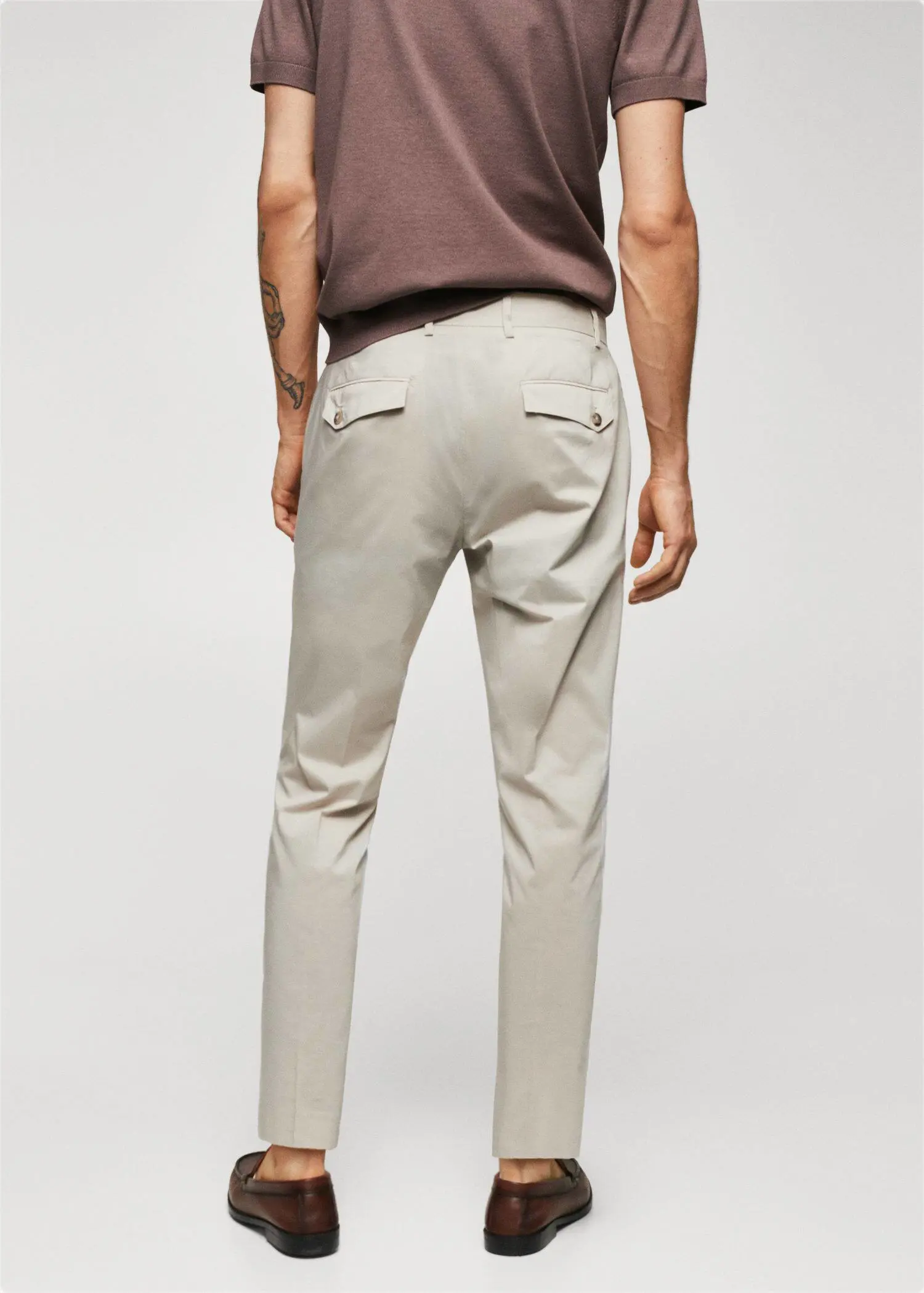 Mango Lightweight cotton pants. a man wearing a brown t-shirt and a pair of white pants. 