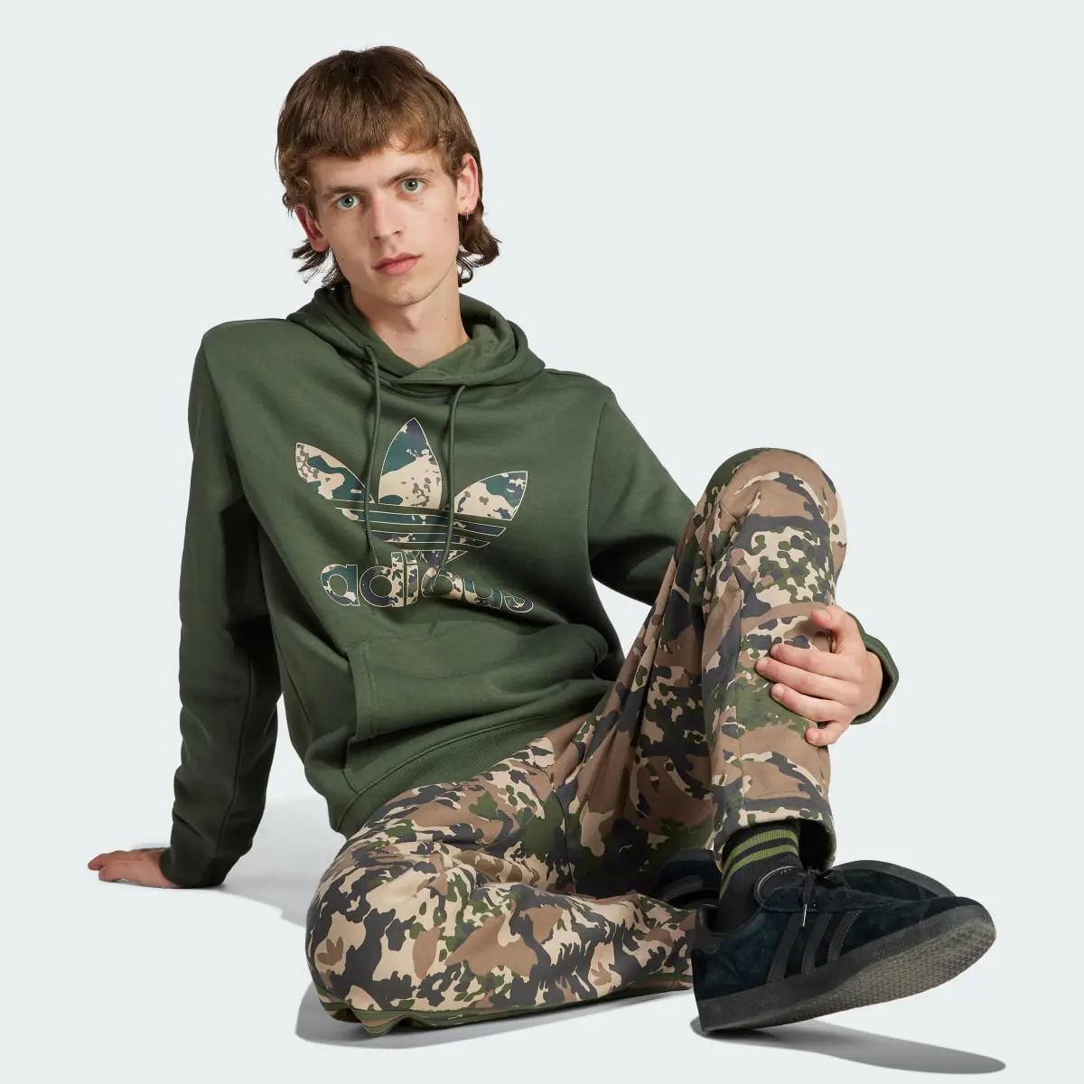 Adidas Pantalon de survêtement graphique à motif camouflage. 3