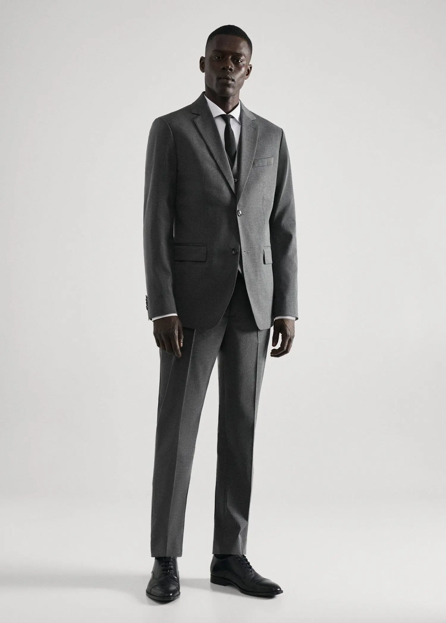 Mango Stretch fabric slim-fit suit pants. a mannequin dressed in a suit and tie. 