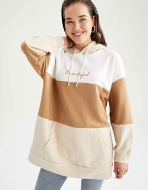 Regular Fit Renk Bloklu ve Minimal Slogan Baskılı Kapüşonlu Kanguru Cepli Sweatshirt Tunik