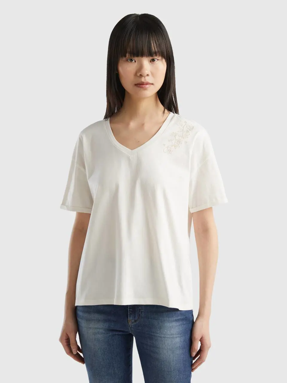 Benetton t-shirt with floral embroidery. 1