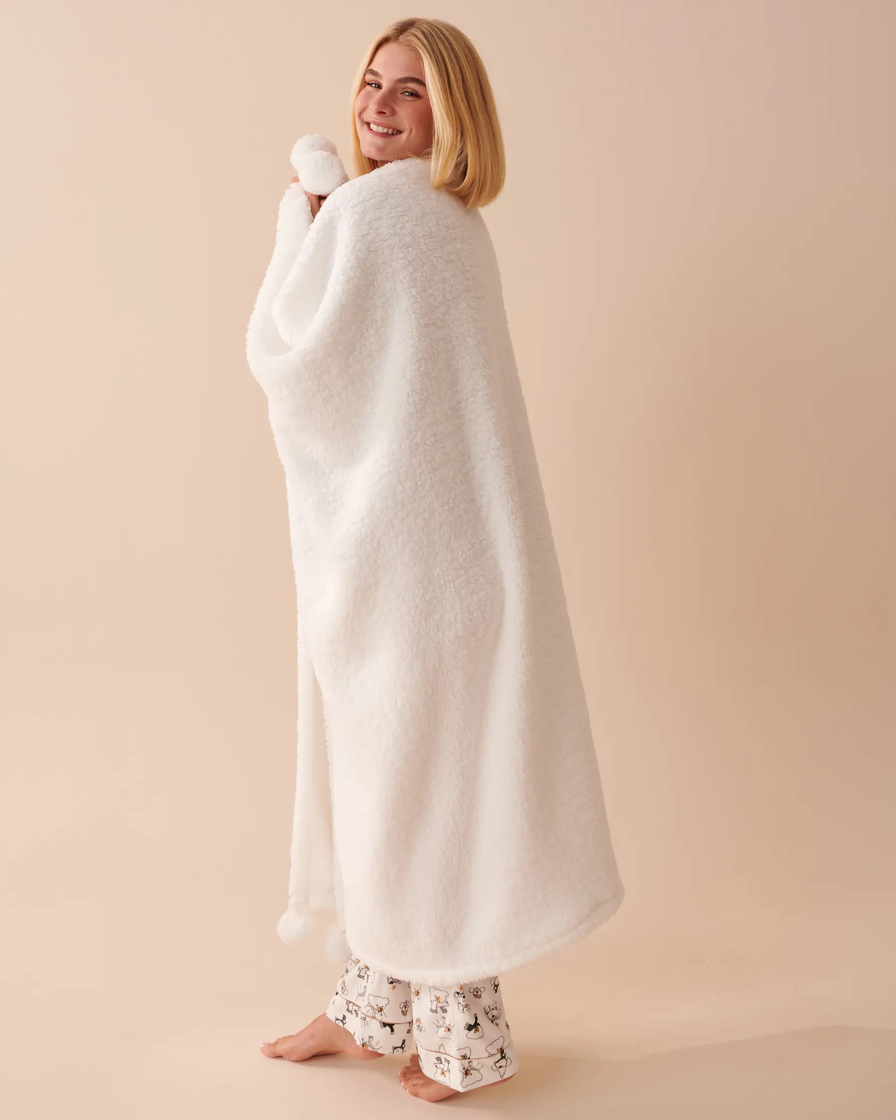 La Vie en Rose Pompom Sherpa Blanket. 2