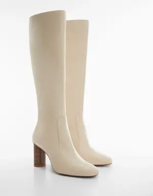 Round-toe leather boots
