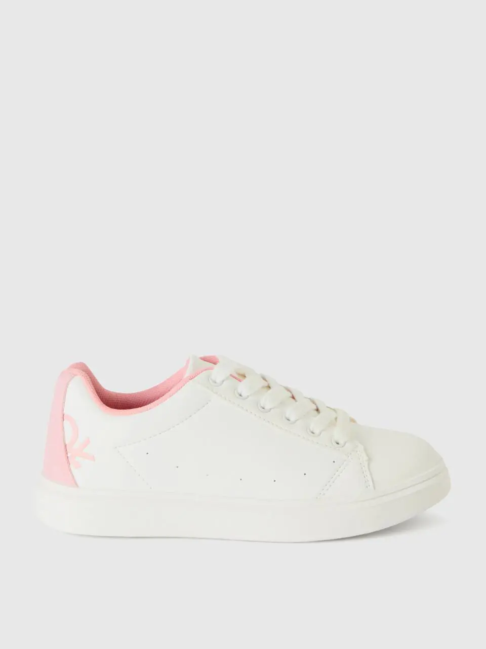 Benetton low-top sneakers with logo. 1