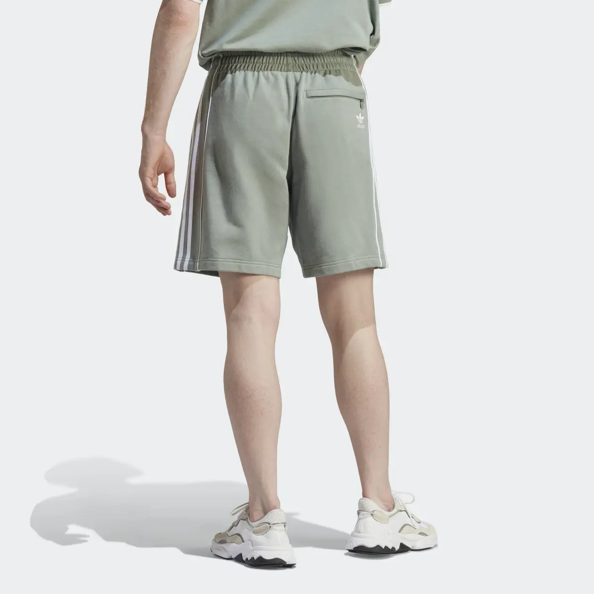 Adidas ESS SHORT. 3