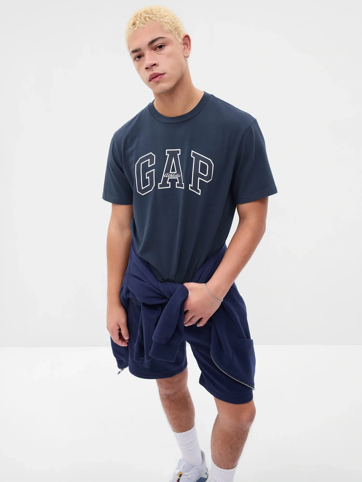 Gap Arch Logo T-Shirt black. 1