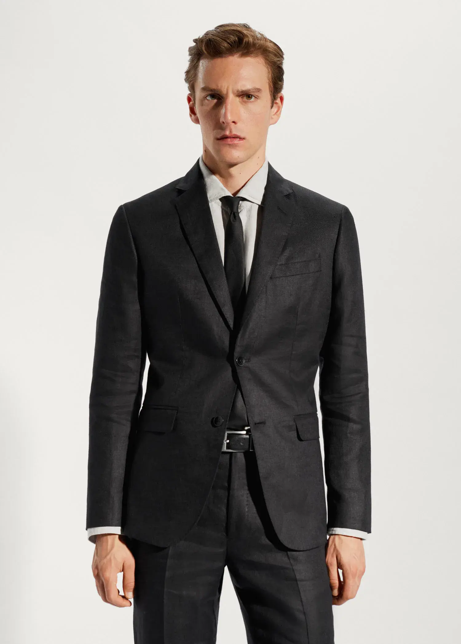 Mango Blazer suit 100% linen. a man wearing a suit and tie standing in front of a white wall. 