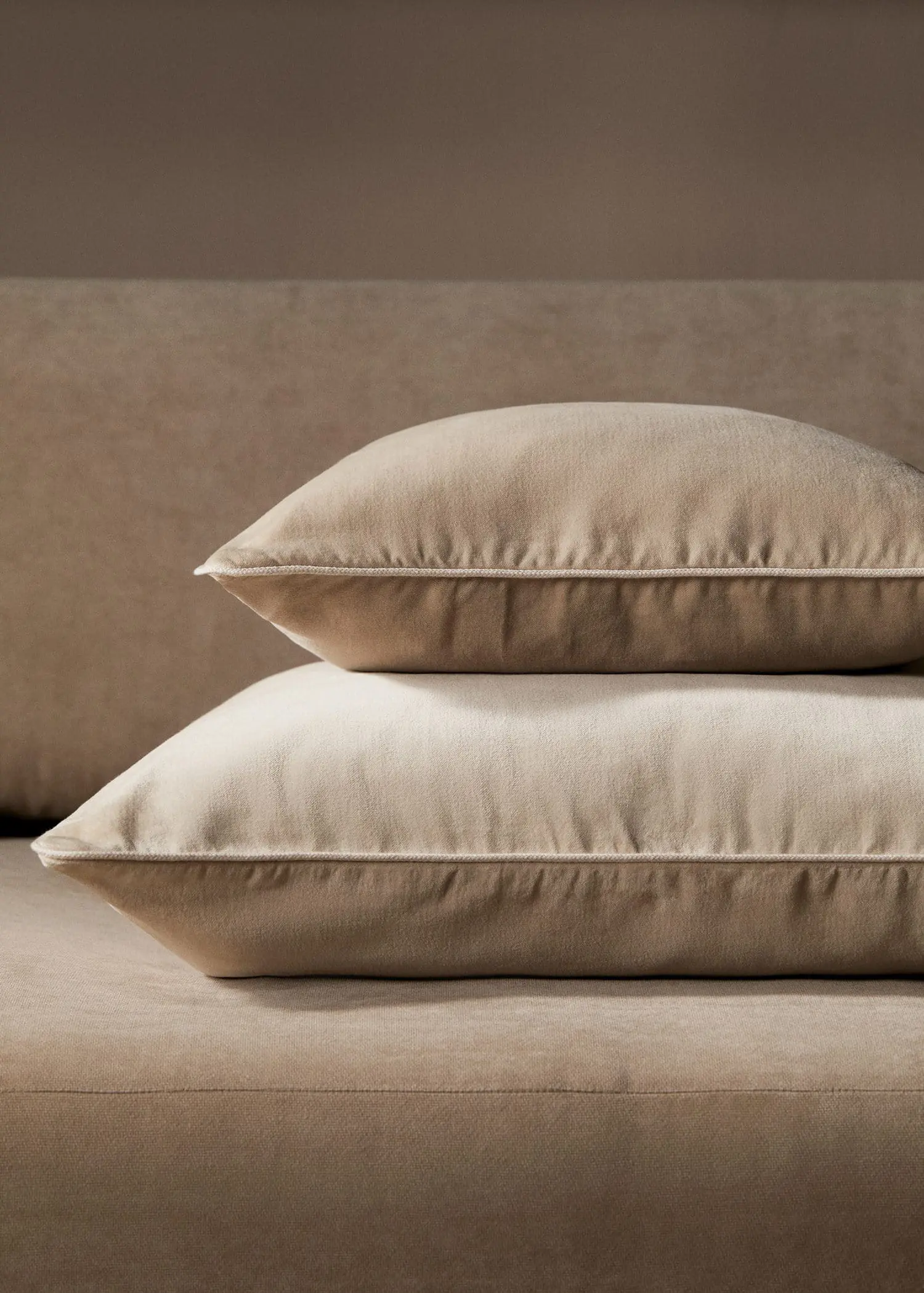 Mango Velvet cushion cover 45x45cm. 1