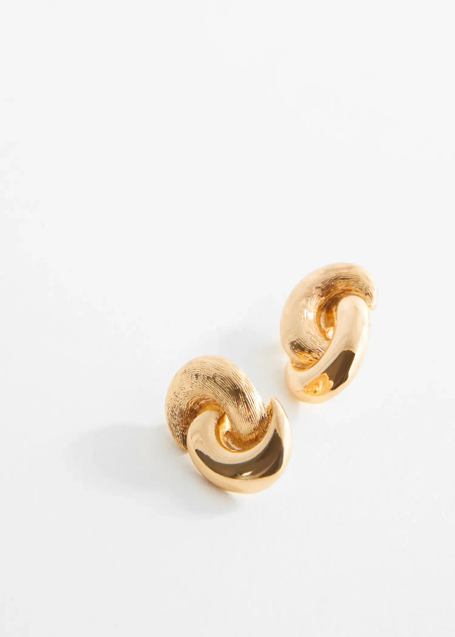 Mango Intertwined hoop earrings. 1